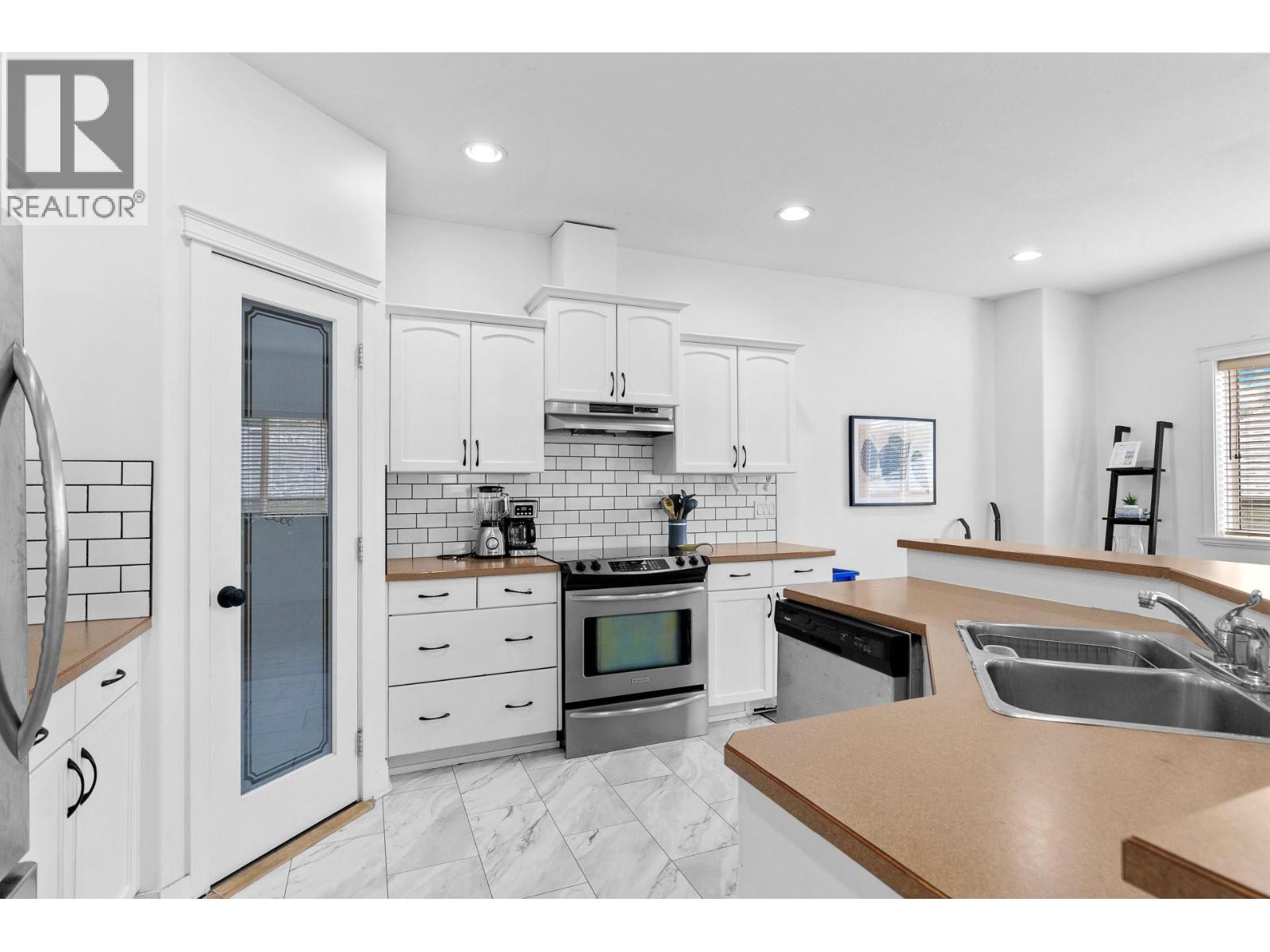 1374 McInnes Avenue - 13