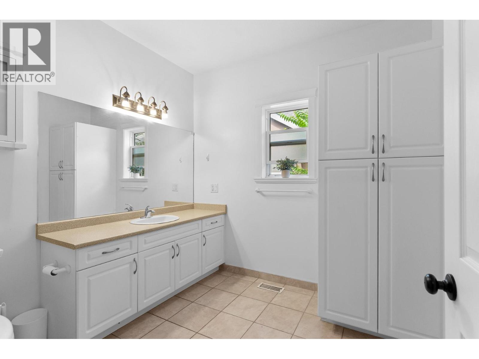 1374 McInnes Avenue - 23