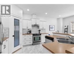 Living room - 1374 Mcinnes Avenue, Kelowna, BC V1Y5V9 Photo 13