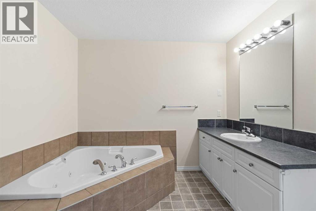 #10 220 Swanson Crescent - 25