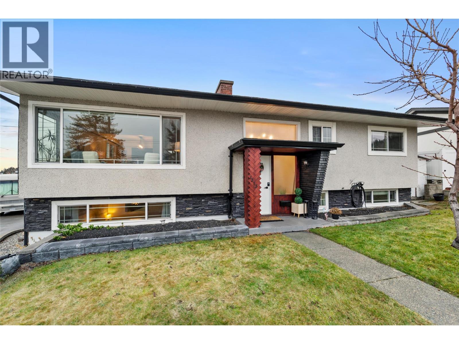1515 ROBINSON Crescent - 1