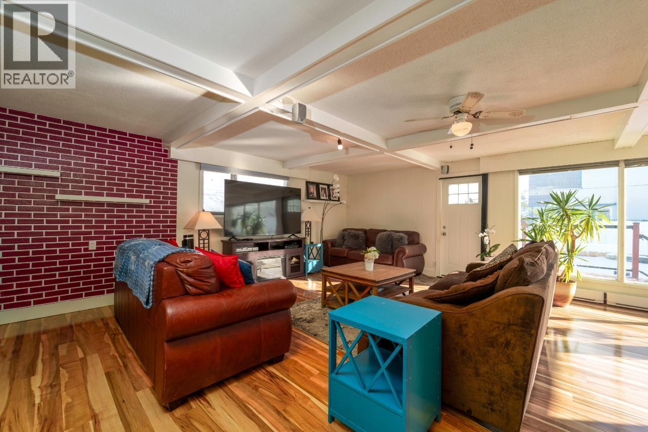 1515 ROBINSON Crescent - 10