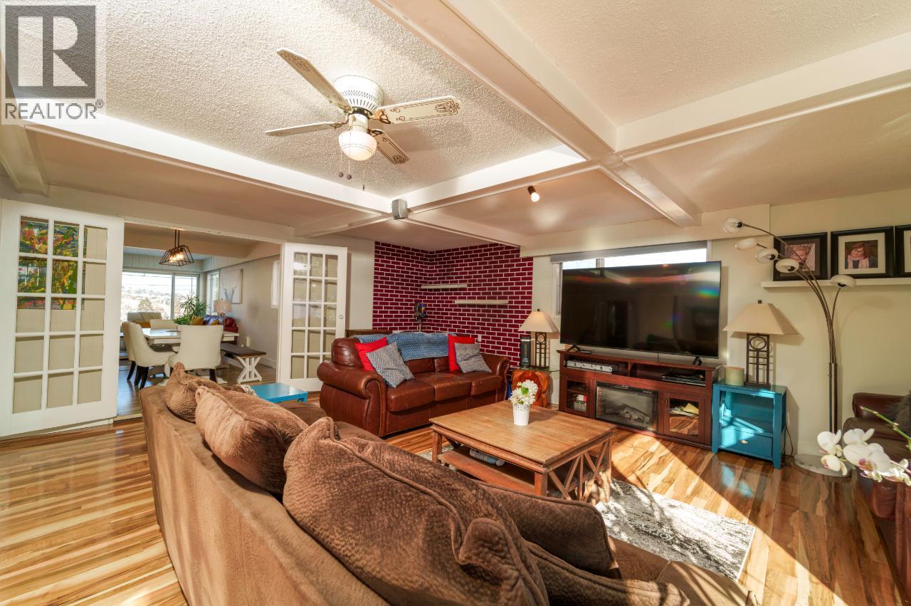 1515 ROBINSON Crescent - 11