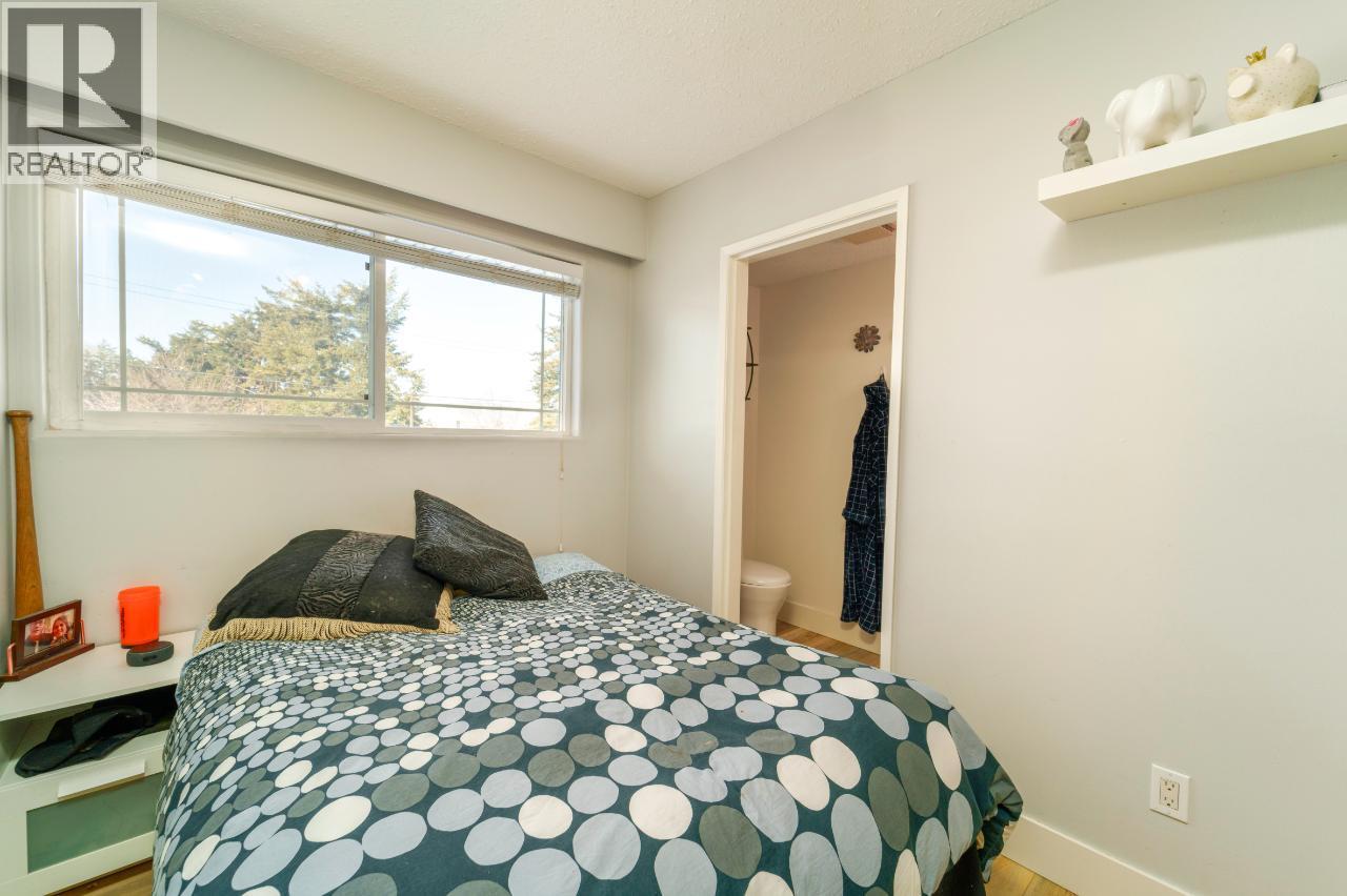 1515 ROBINSON Crescent - 17