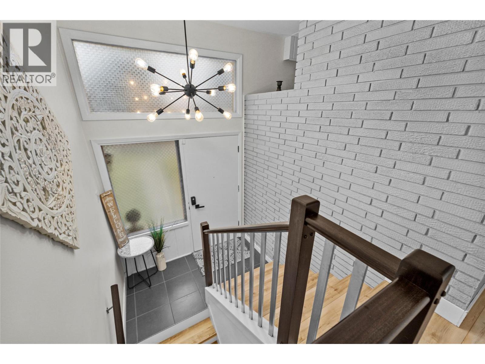 1515 ROBINSON Crescent, Kamloops — photo 2