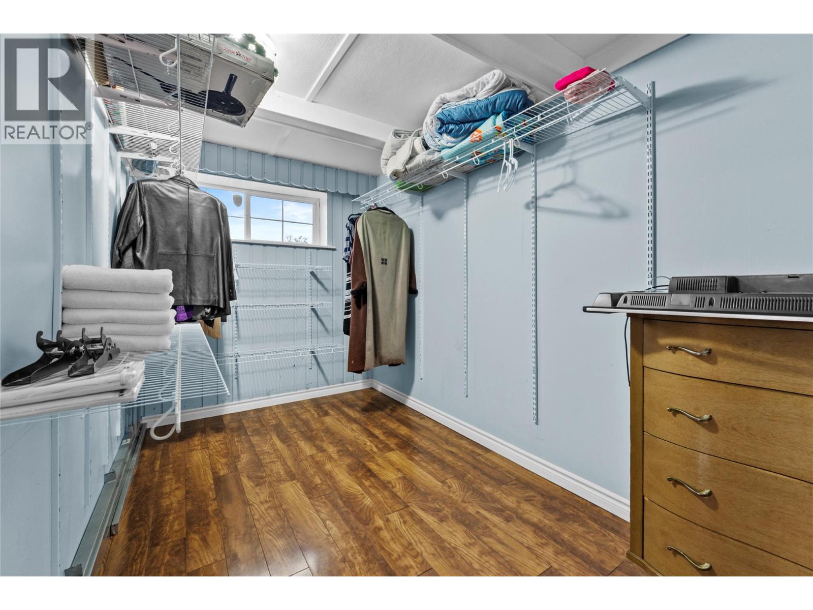 1515 ROBINSON Crescent - 23
