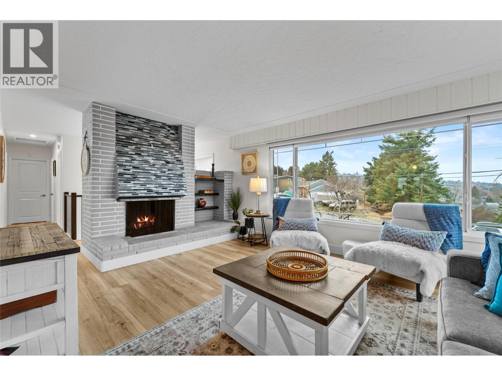1515 ROBINSON Crescent - 4