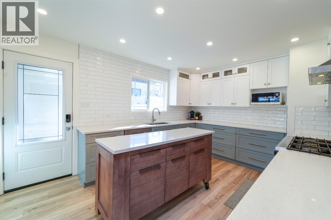 1515 ROBINSON Crescent - 7