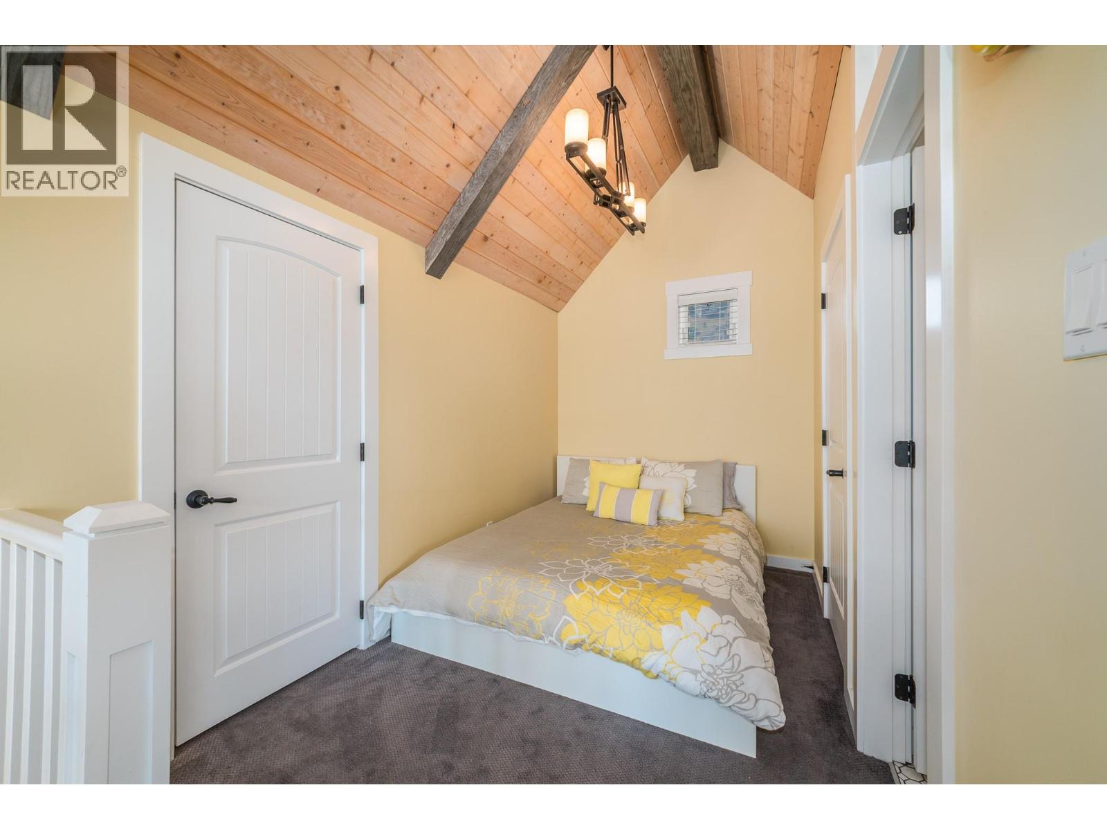  6877 Santiago Loop, Fintry