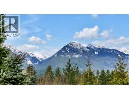 2934 Huckleberry Drive, Squamish, BC V8B1B2 Photo 7
