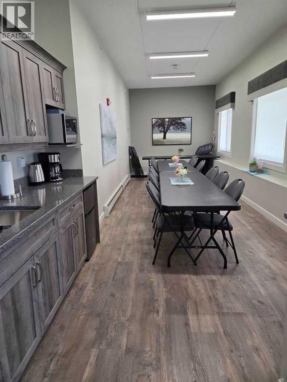 #201 499 Meadow Lake Court E - 18