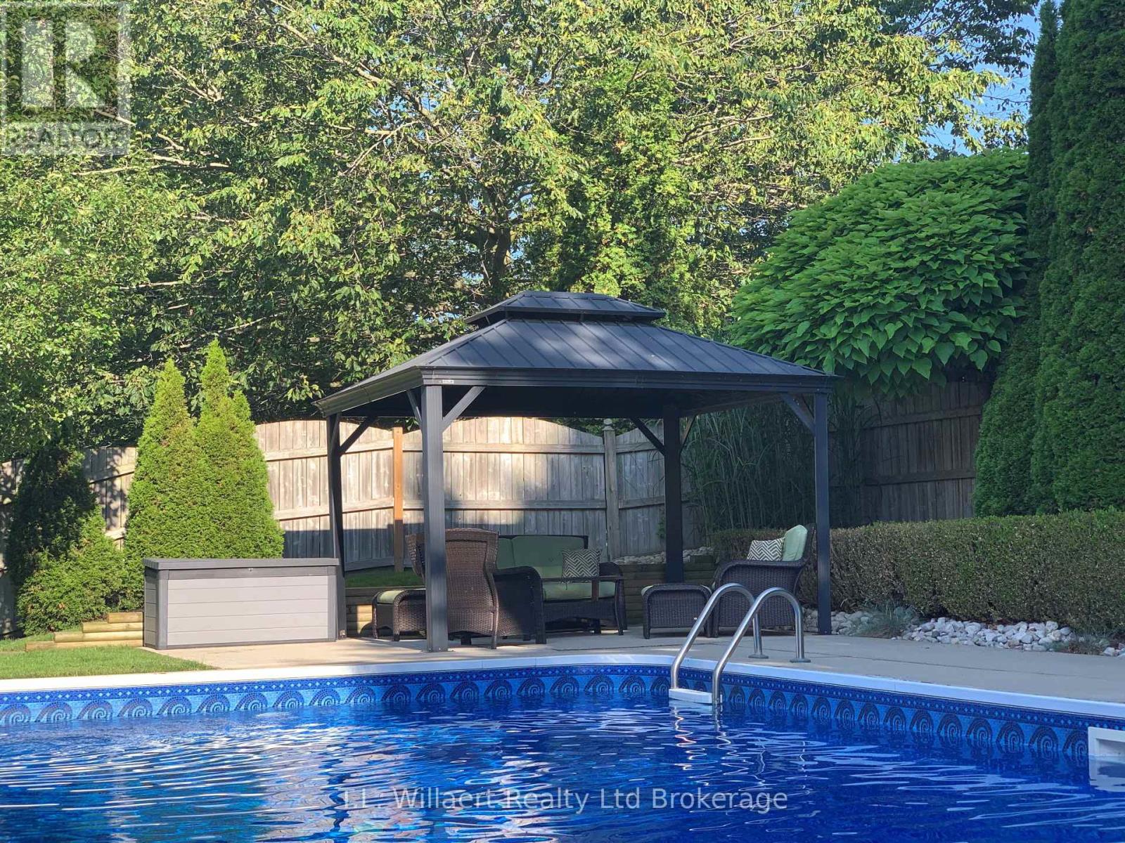 10 WOODSIDE DRIVE - 41