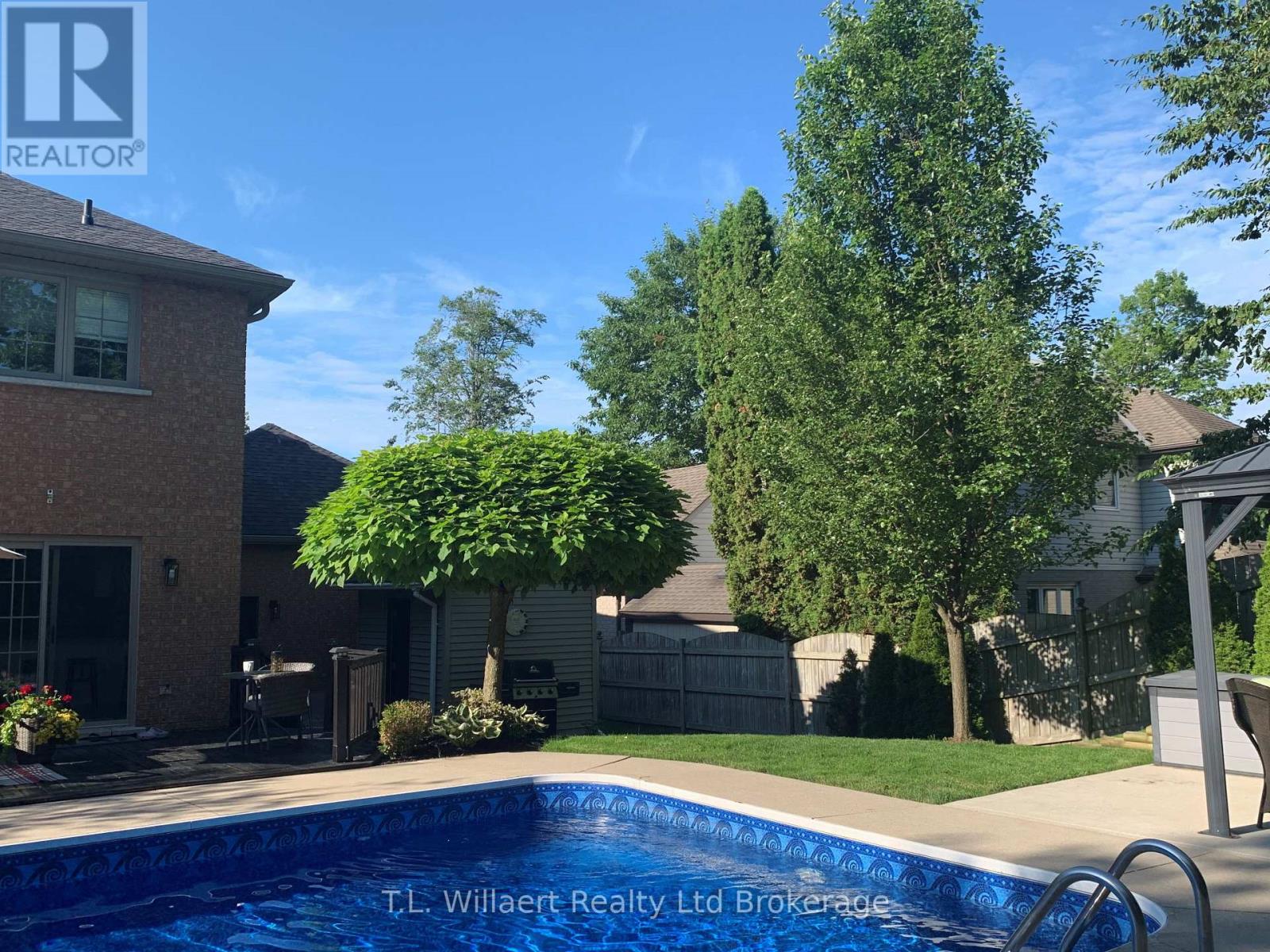 10 WOODSIDE DRIVE - 43
