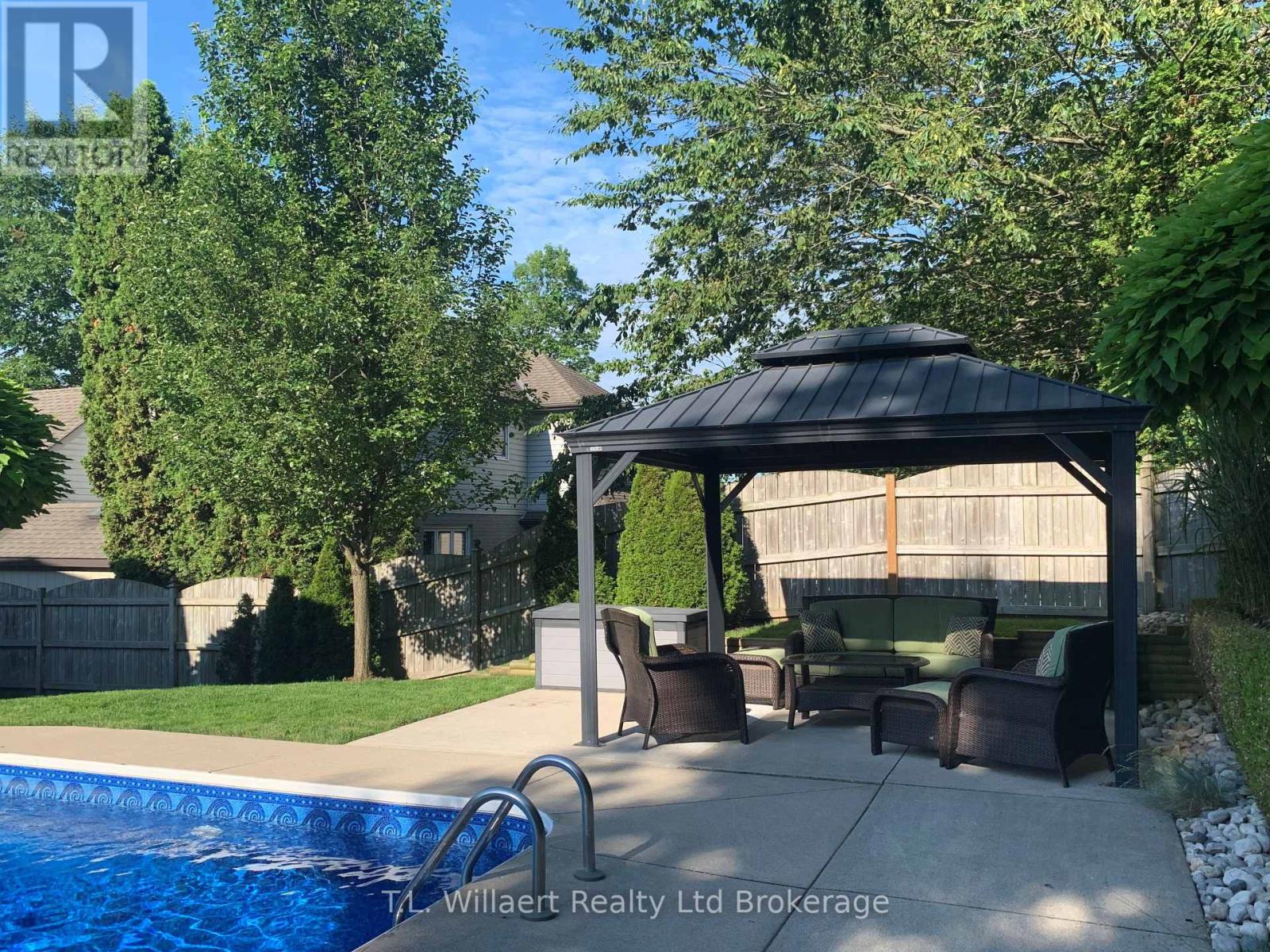 10 WOODSIDE DRIVE - 44