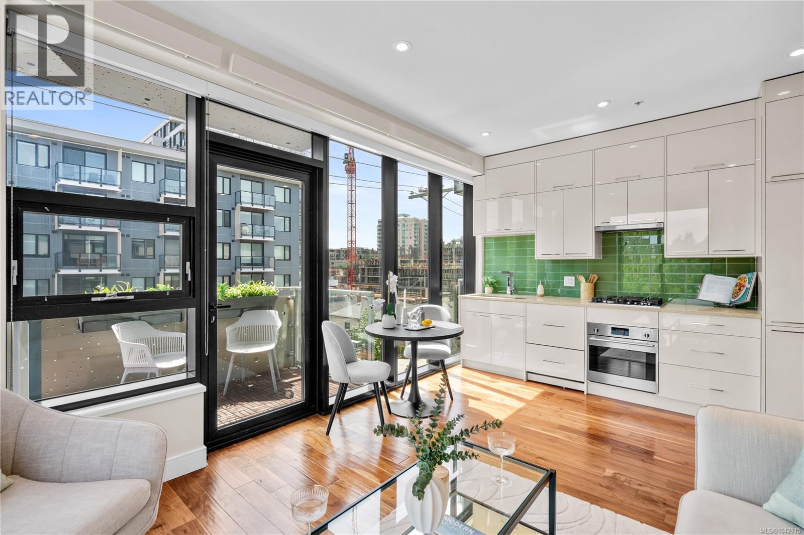 #S310 1411 Cook St - 5