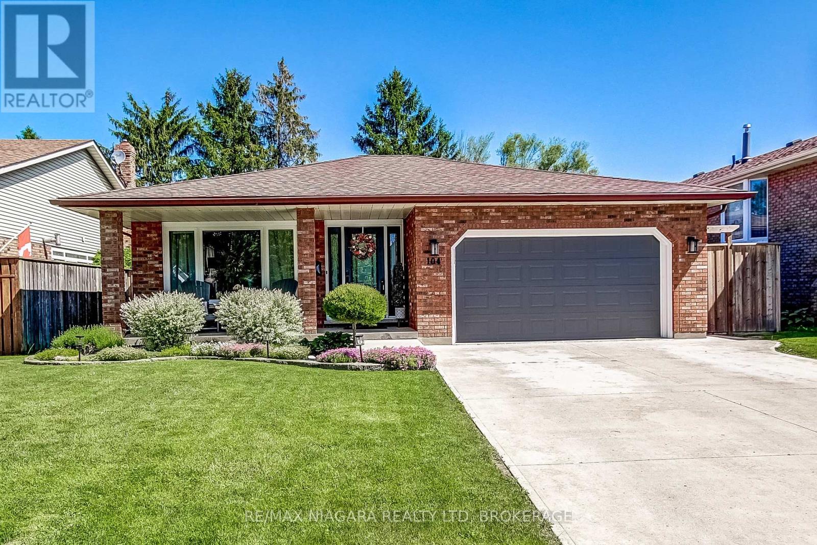 104 WHITEOAK CRESCENT - 1
