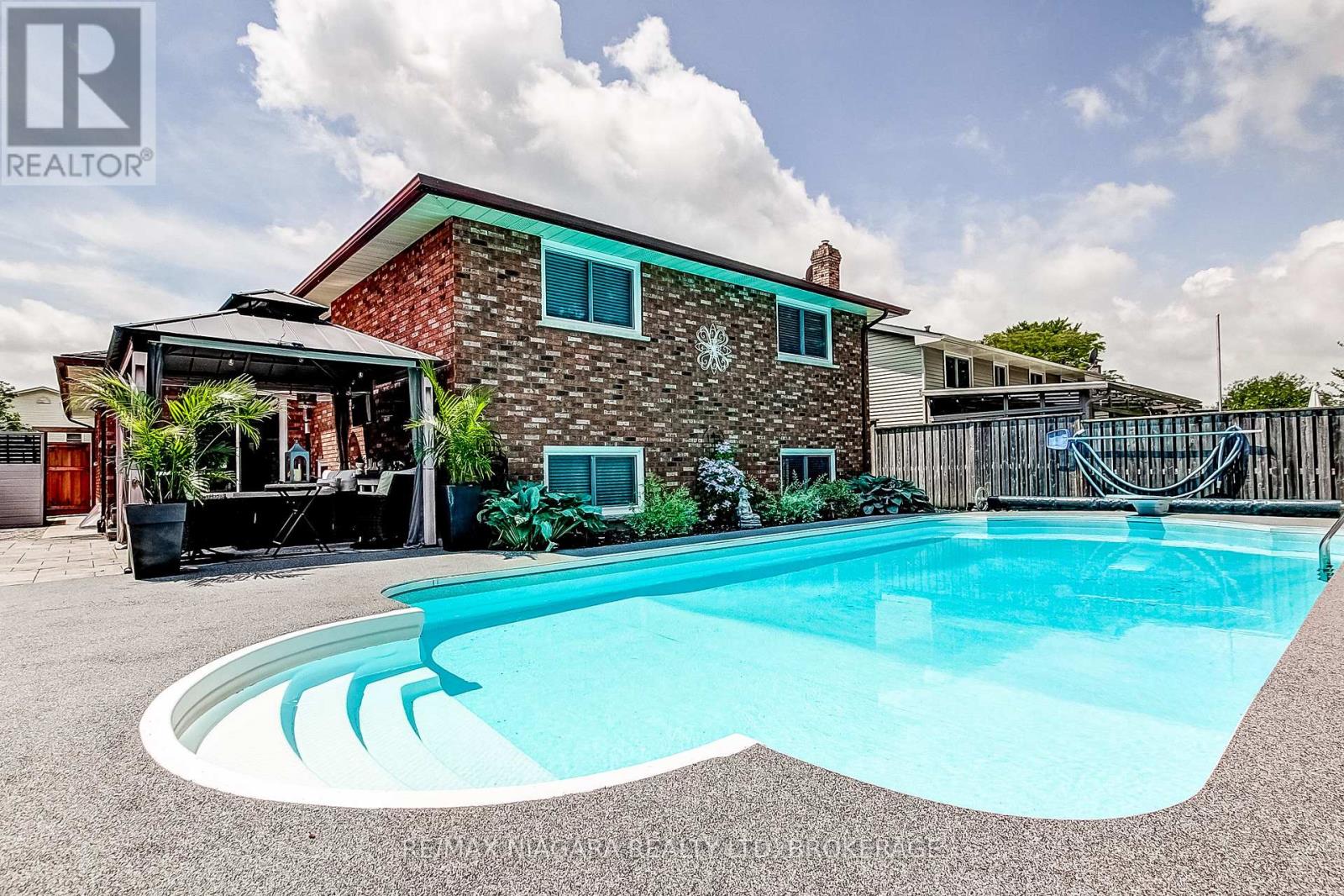 104 WHITEOAK CRESCENT - 2
