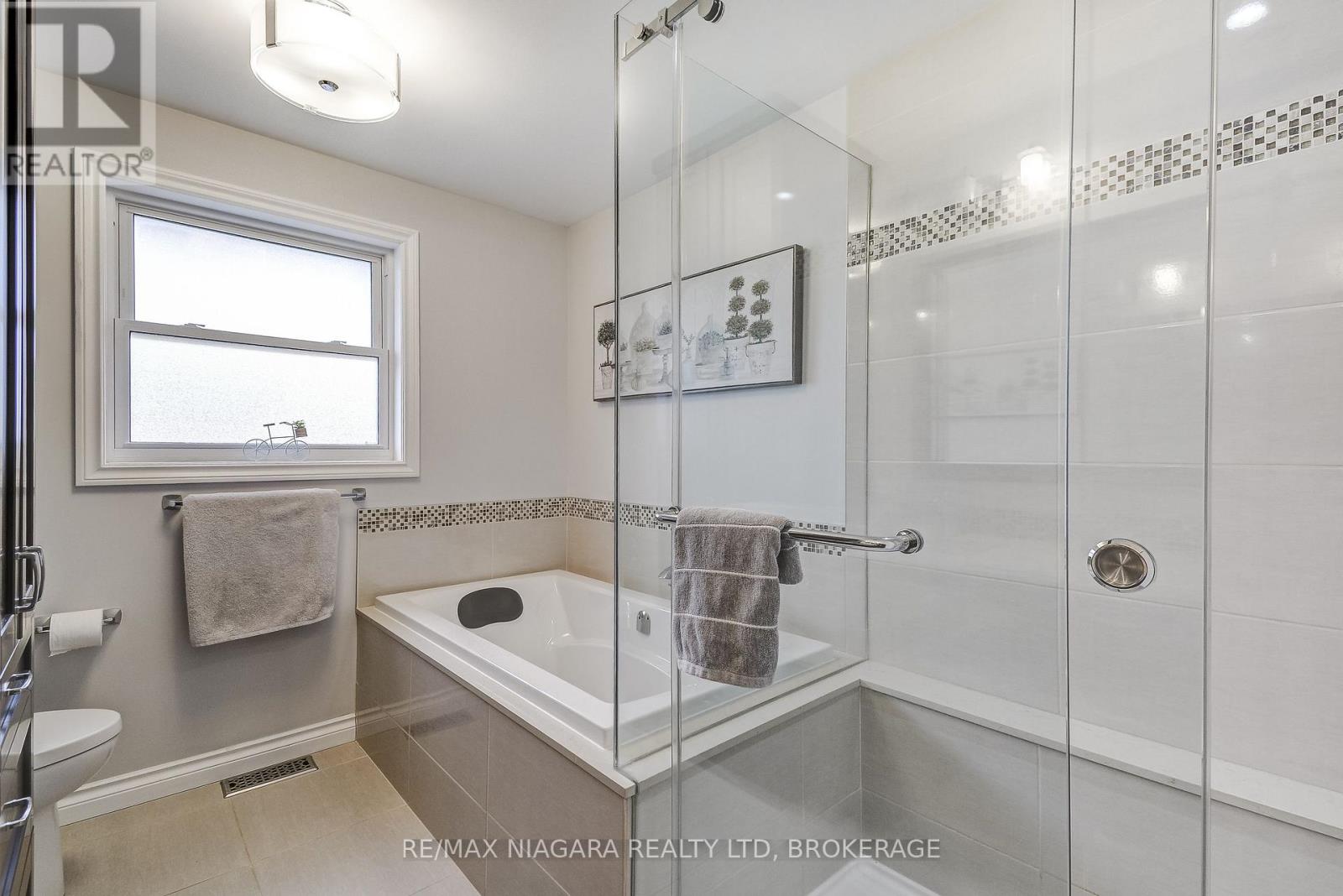 104 WHITEOAK CRESCENT - 24