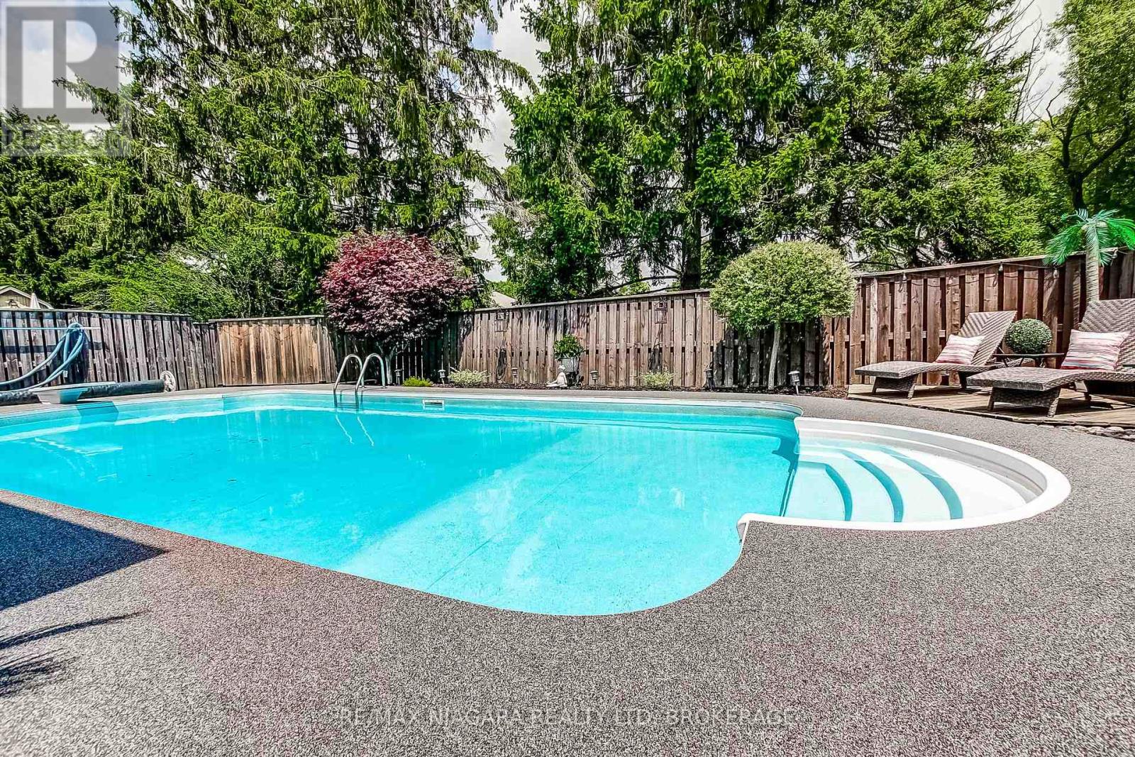 104 WHITEOAK CRESCENT - 40