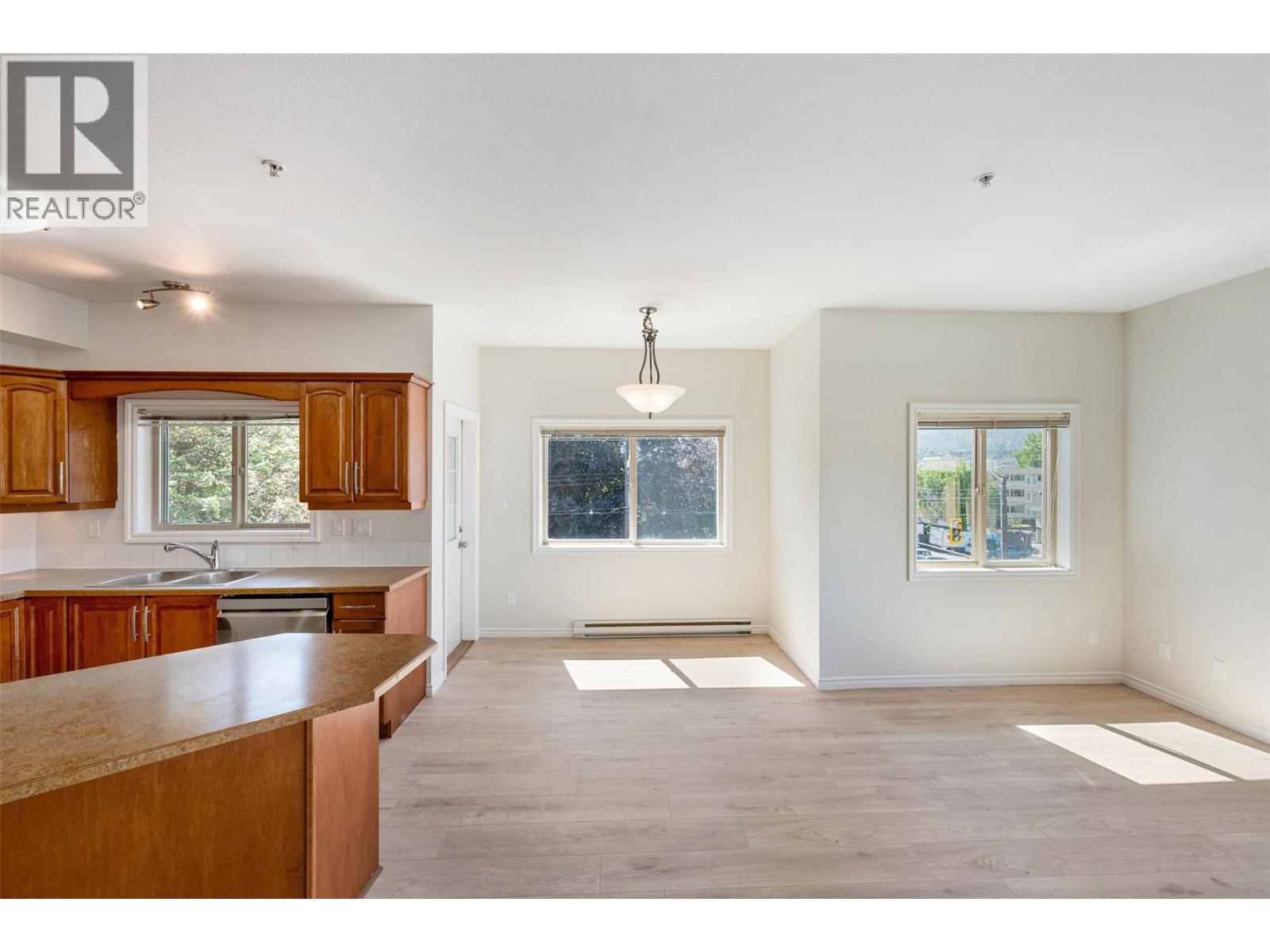 #301 196 Wade Avenue W - 16