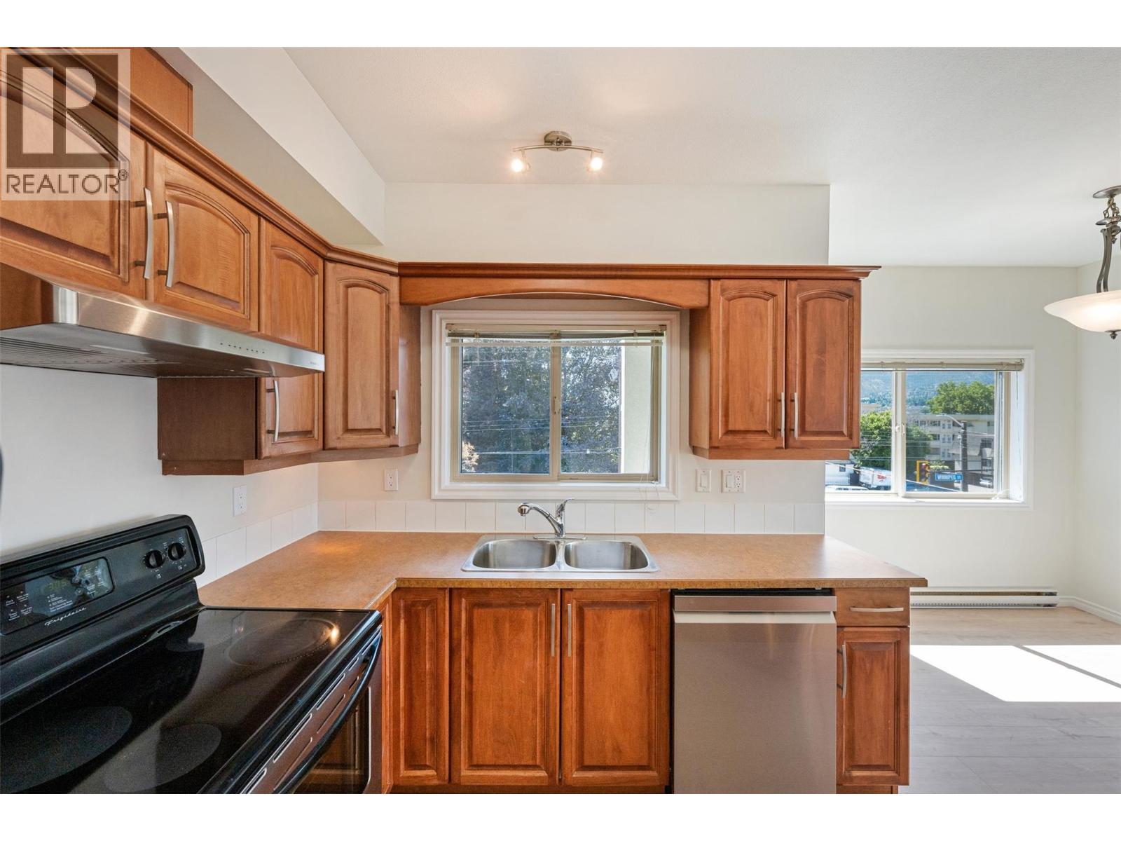#301 196 Wade Avenue W - 17