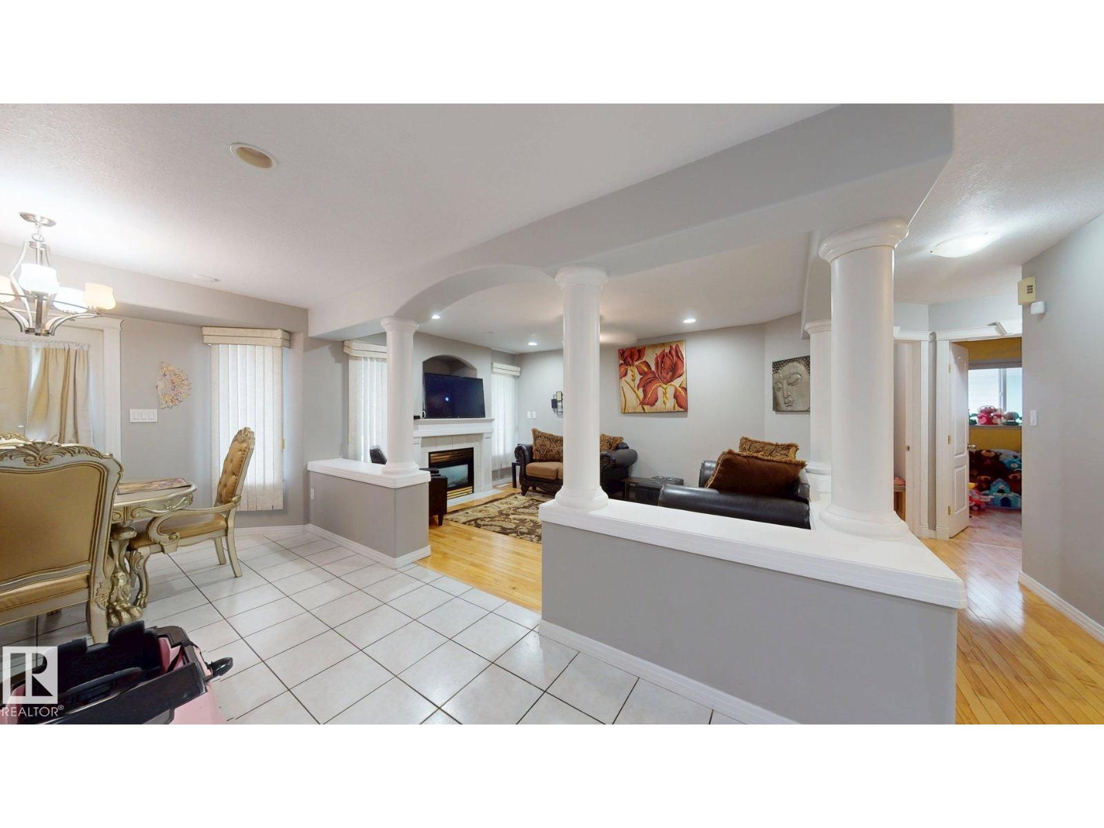 3738 28A ST NW - 33