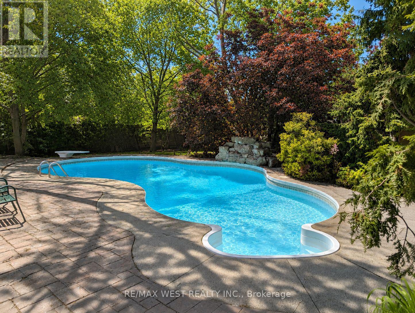 690 ROBERTSON CRESCENT - 21