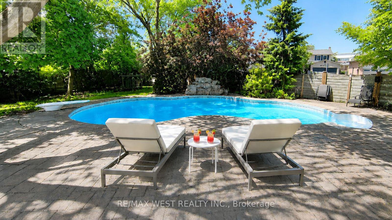 690 ROBERTSON CRESCENT - 20