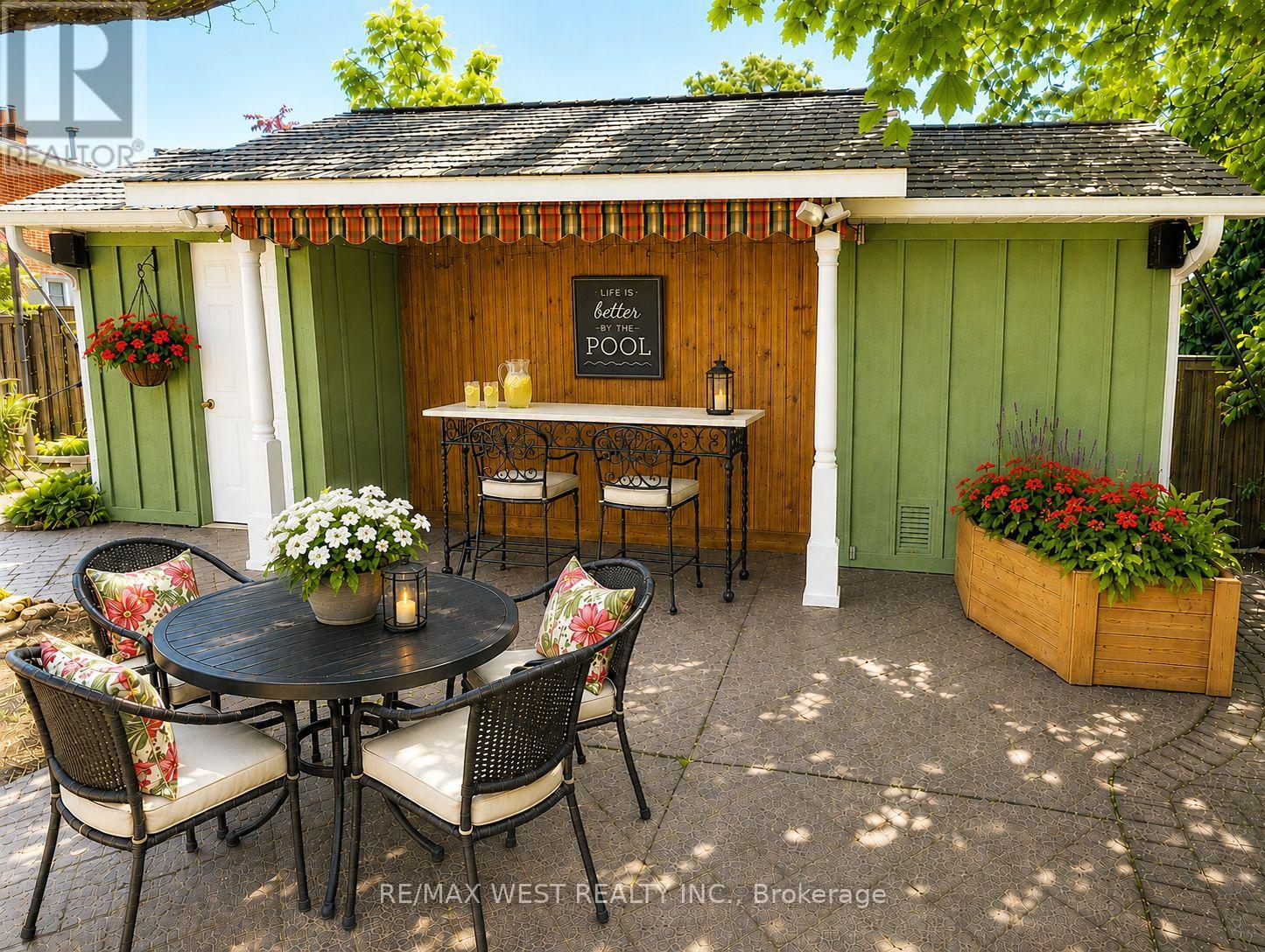 690 ROBERTSON CRESCENT - 22