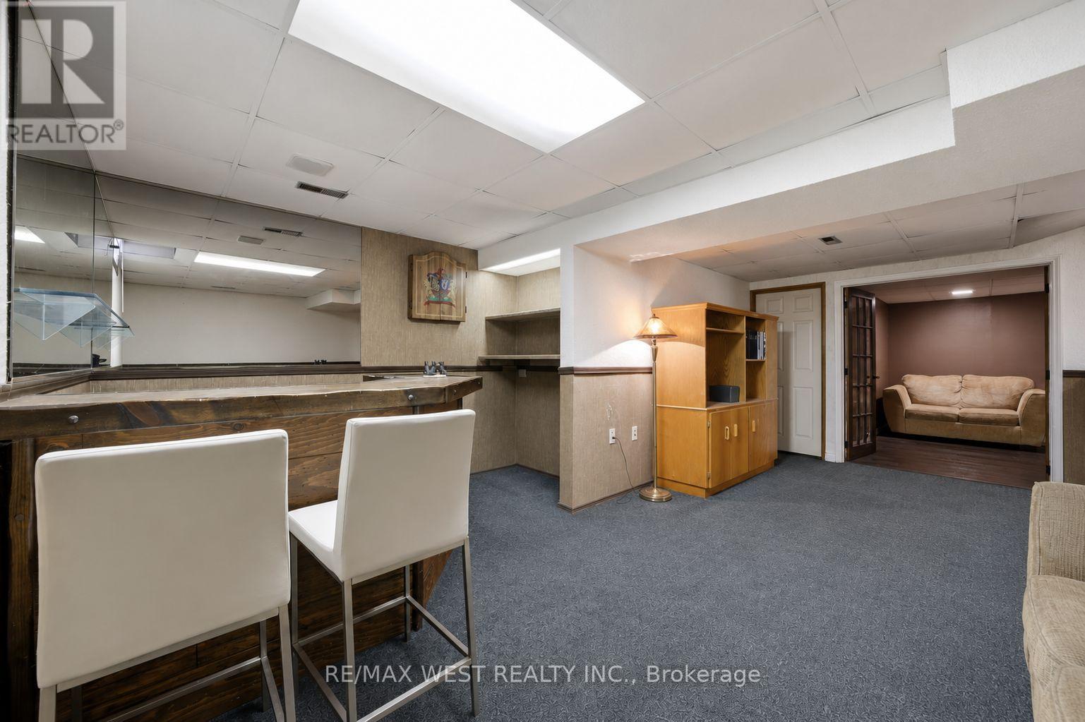 690 ROBERTSON CRESCENT - 16