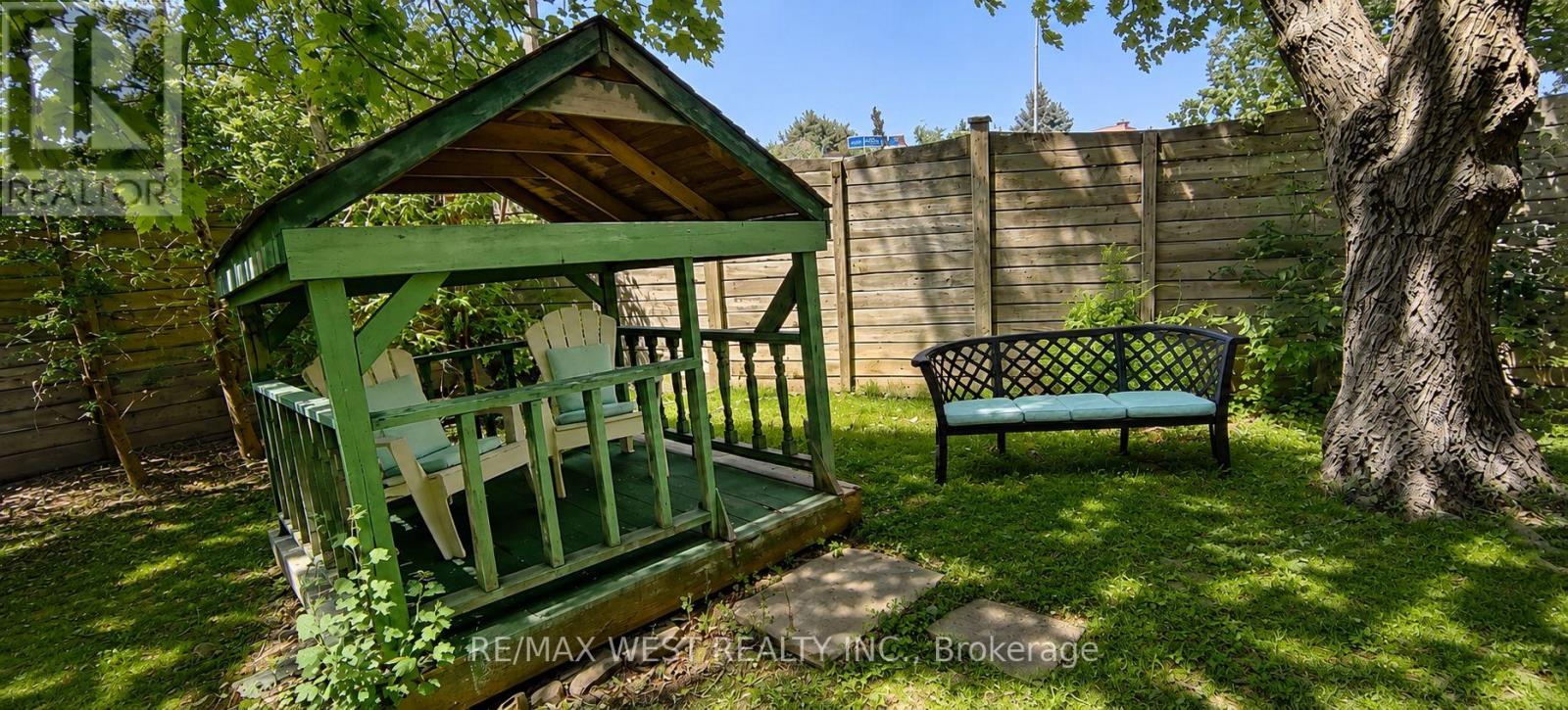 690 ROBERTSON CRESCENT - 23