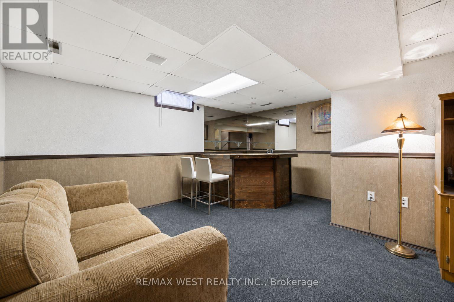 690 ROBERTSON CRESCENT - 17