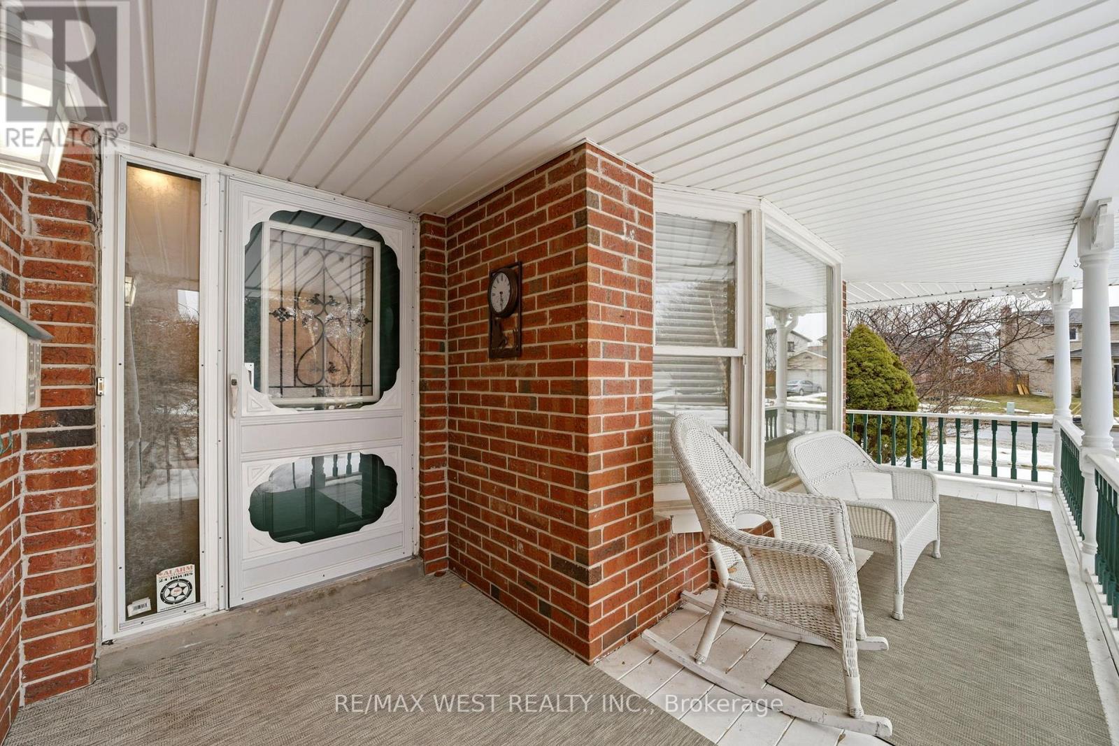 690 ROBERTSON CRESCENT - 3