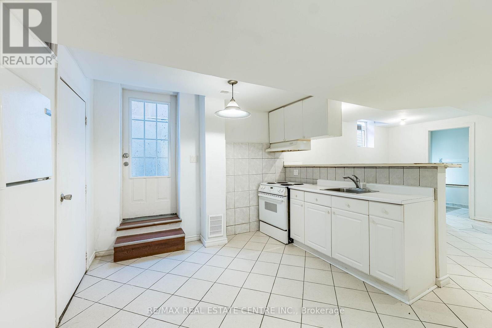 35 TWISTED OAK STREET - 39
