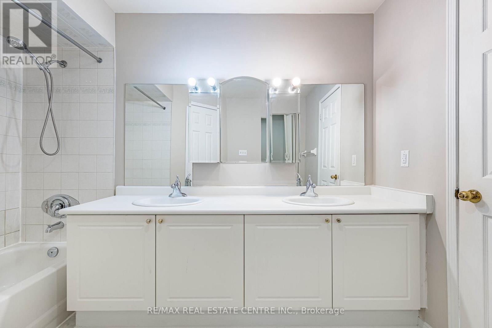 35 TWISTED OAK STREET - 24