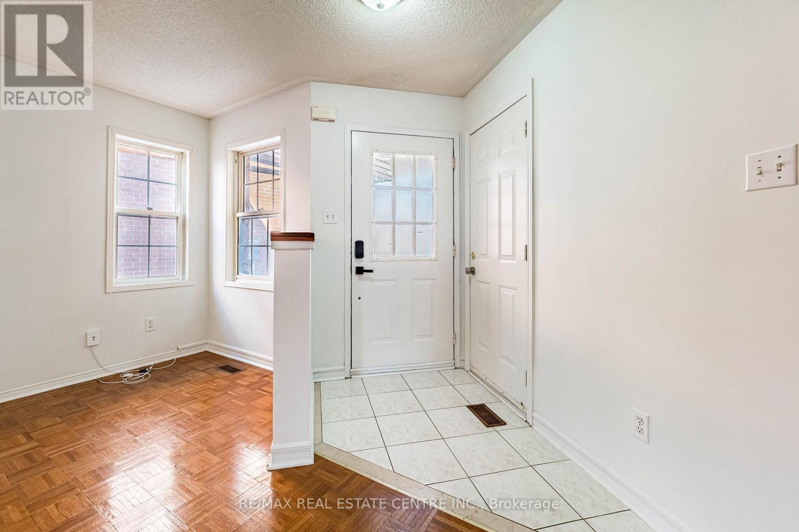 35 TWISTED OAK STREET - 3
