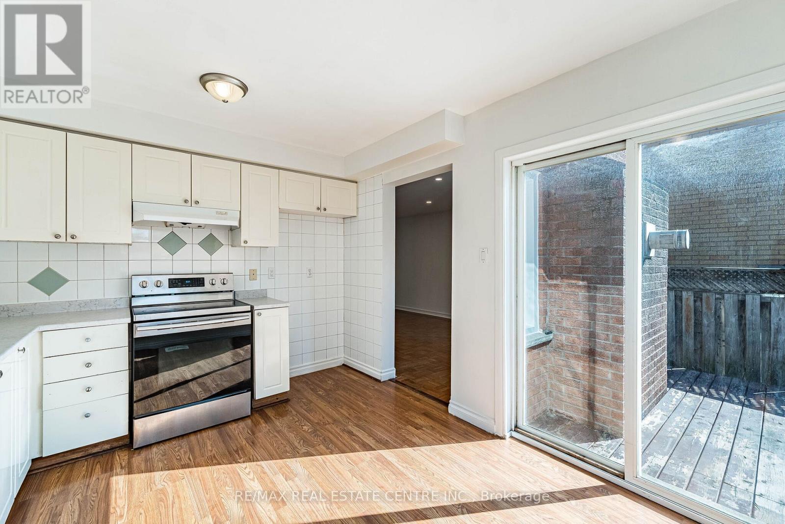 35 TWISTED OAK STREET - 14