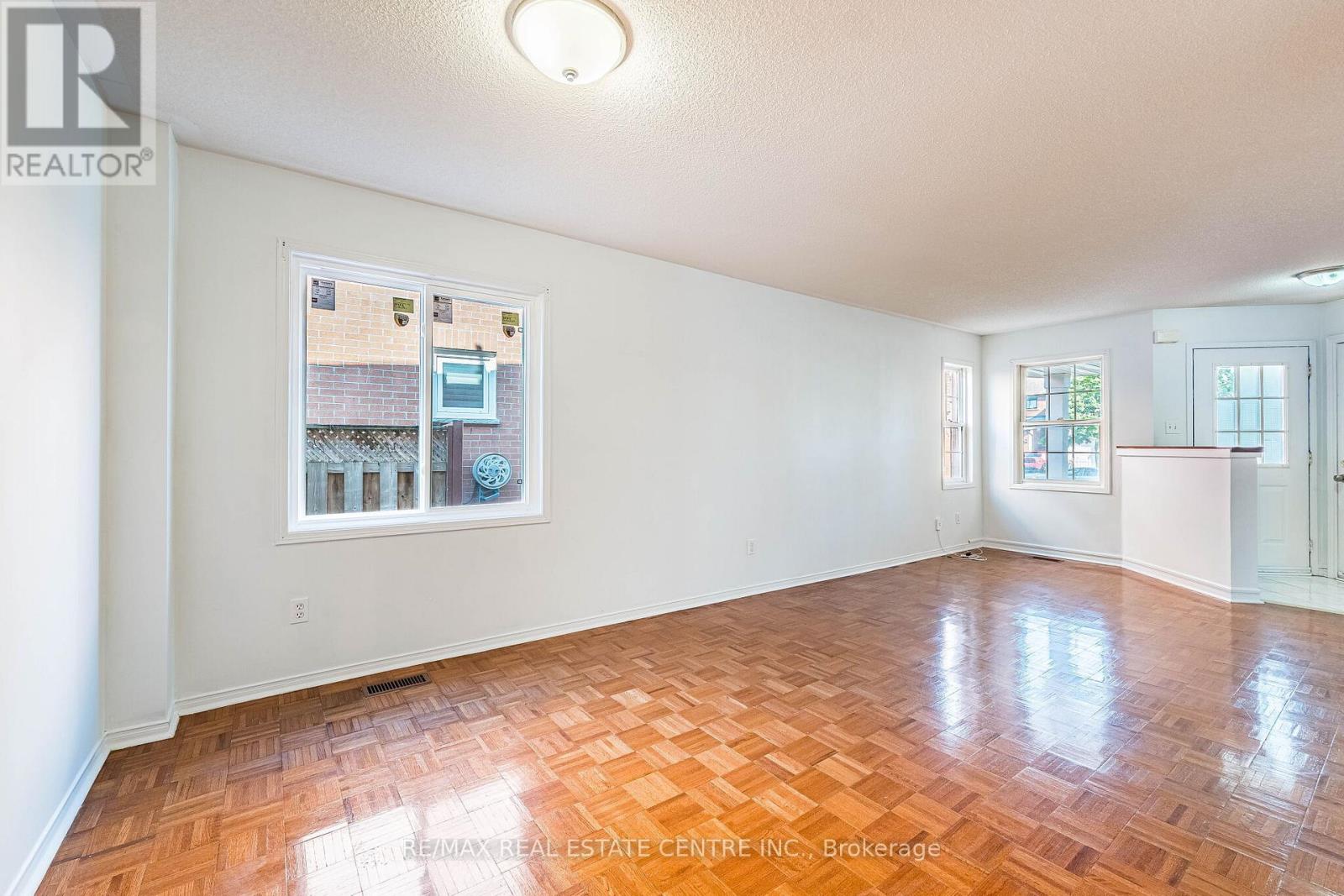 35 TWISTED OAK STREET - 7