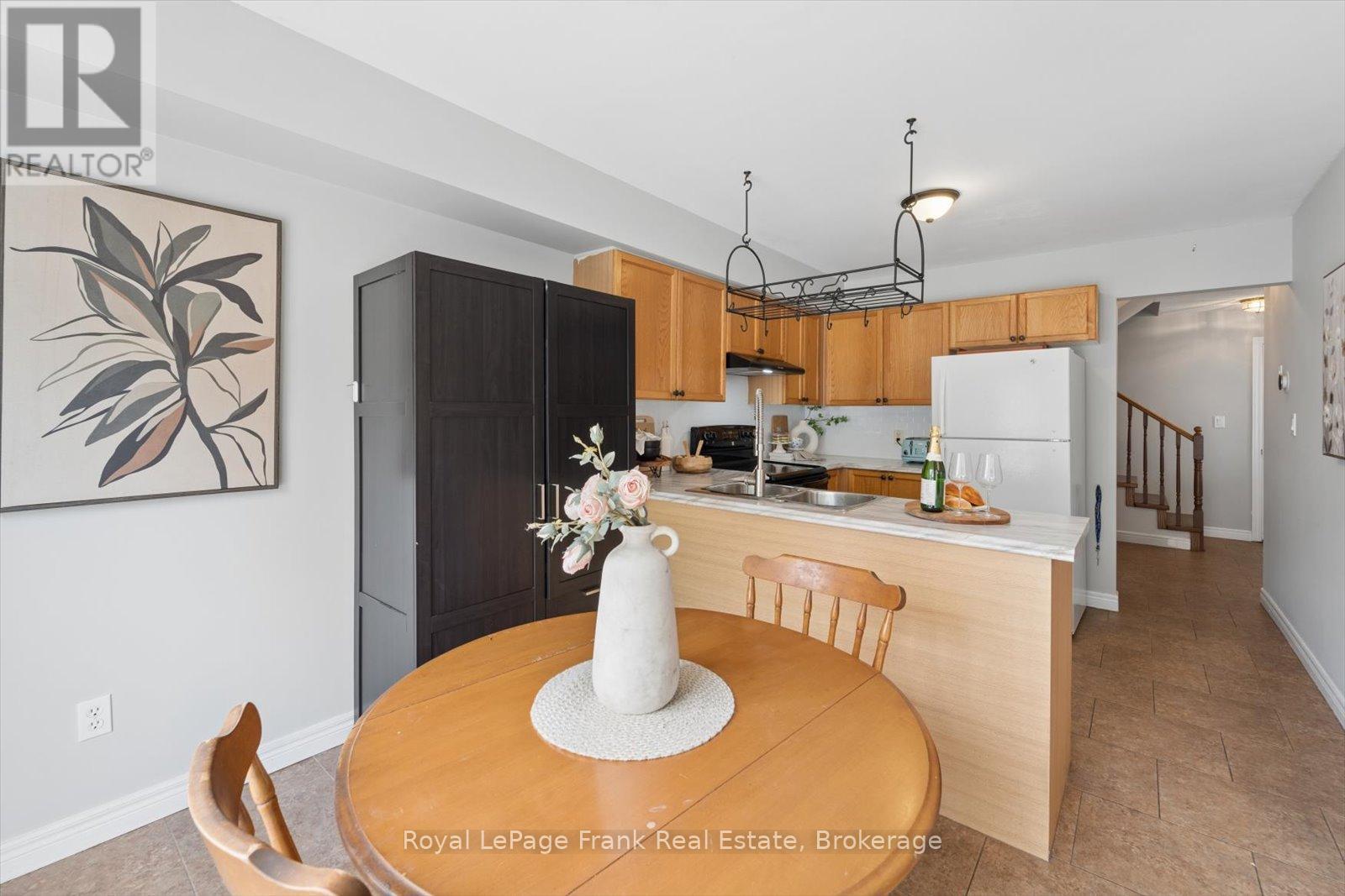 31 LANG COURT - 18