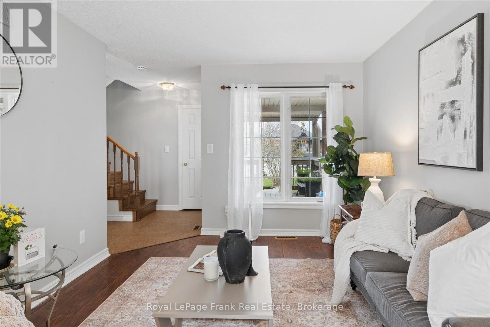 31 LANG COURT - 6