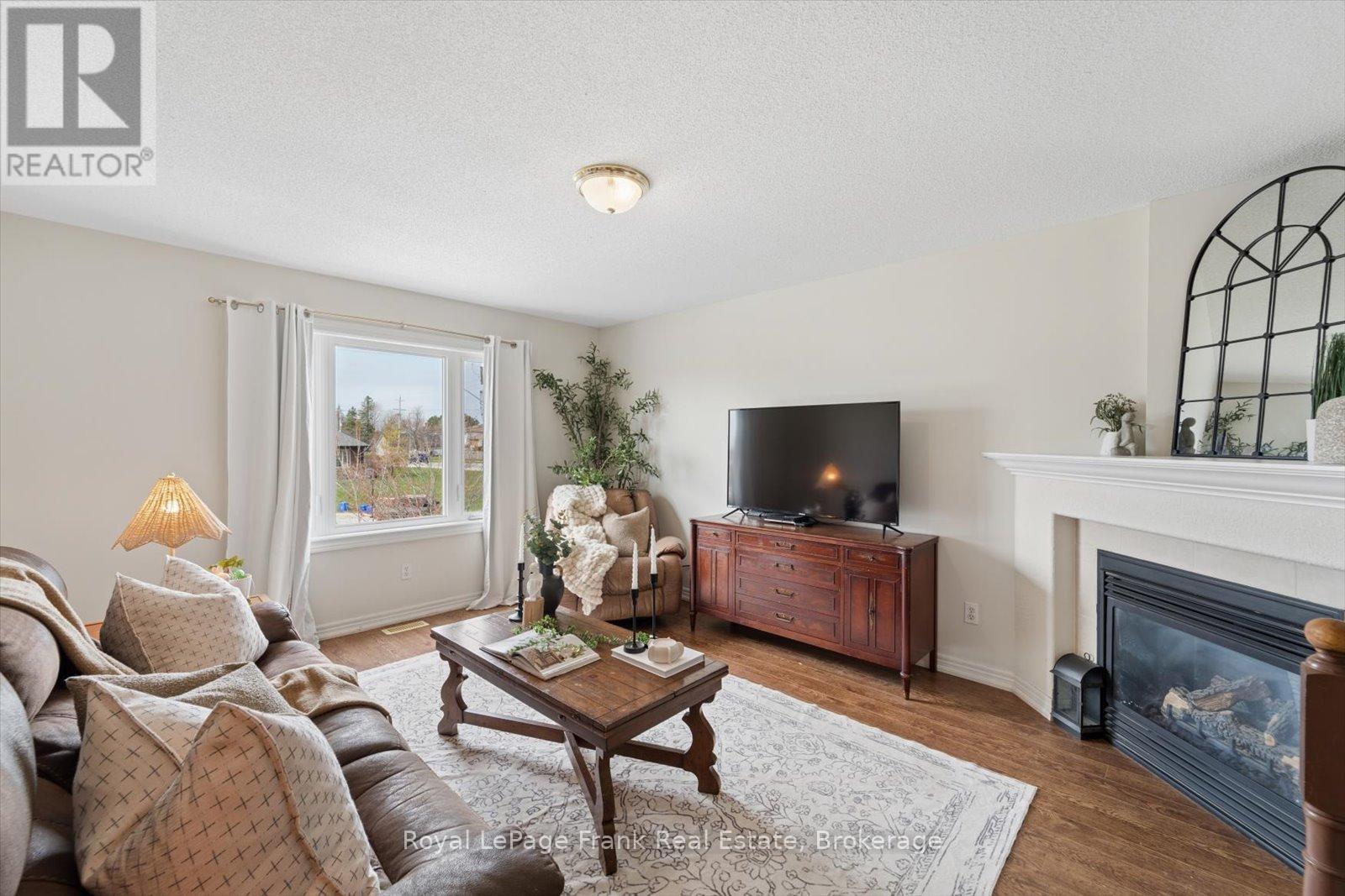 31 LANG COURT - 24