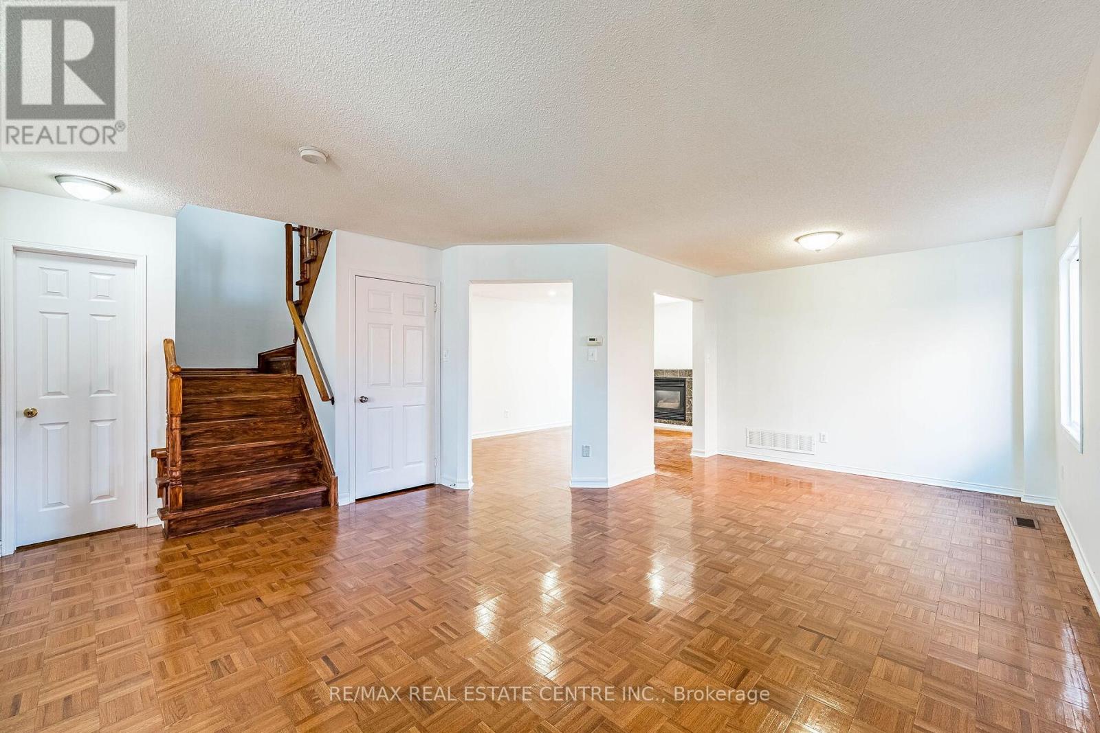 35 TWISTED OAK STREET - 5