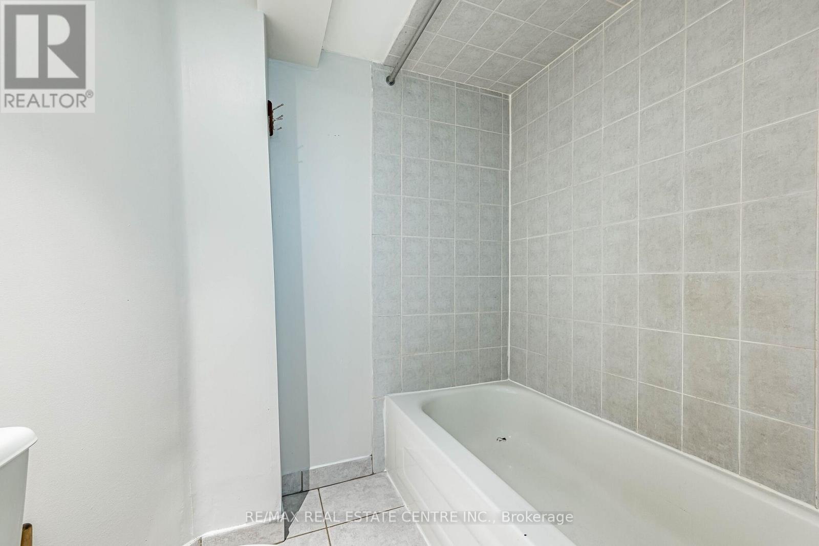 35 TWISTED OAK STREET - 46