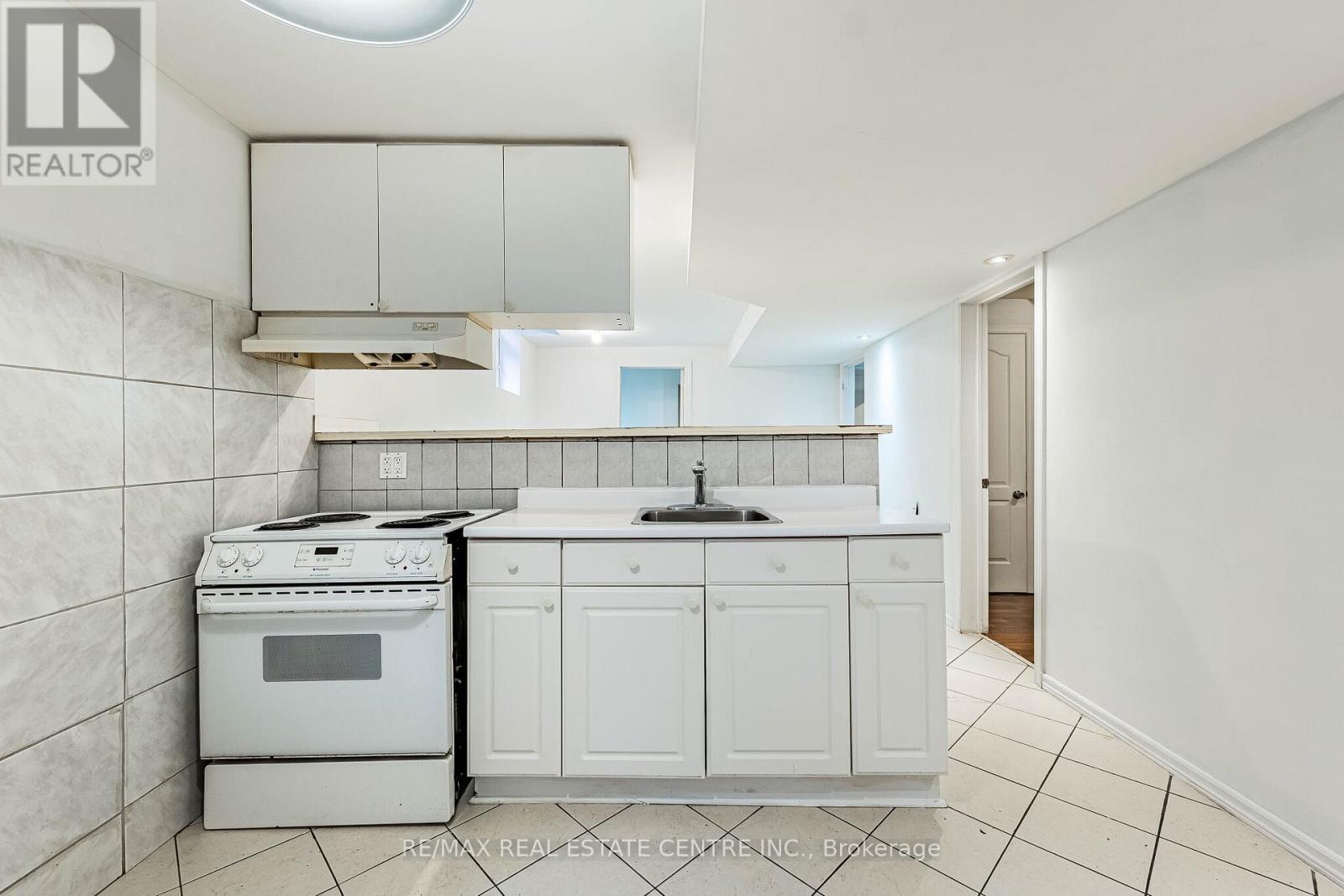 35 TWISTED OAK STREET - 40