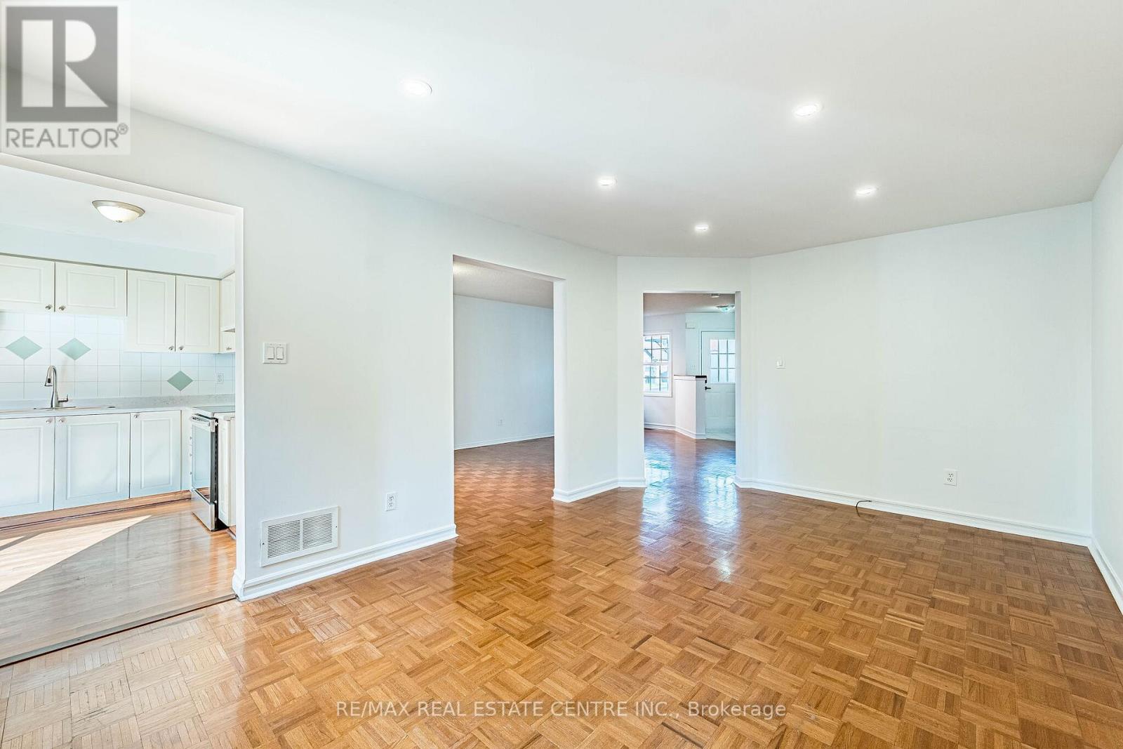 35 TWISTED OAK STREET - 11