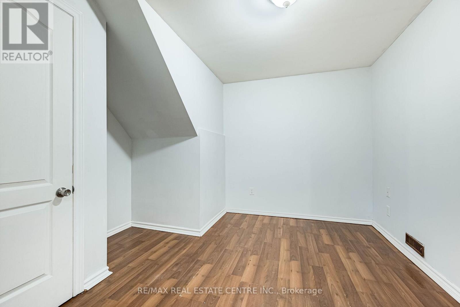 35 TWISTED OAK STREET - 41