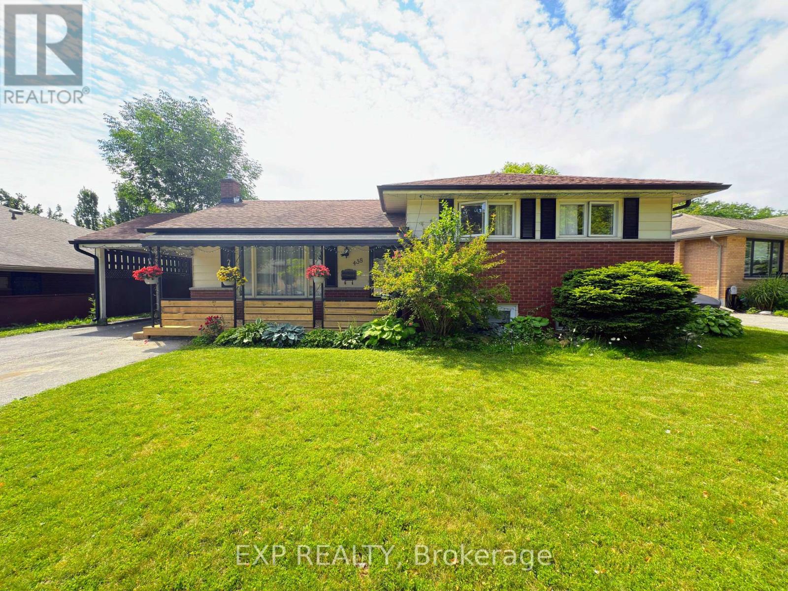 438 MAGNOLIA CRESCENT - 1