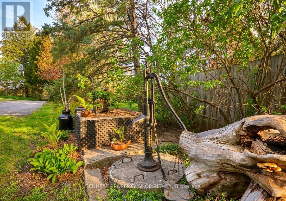 5696 MANOTICK MAIN STREET - 18