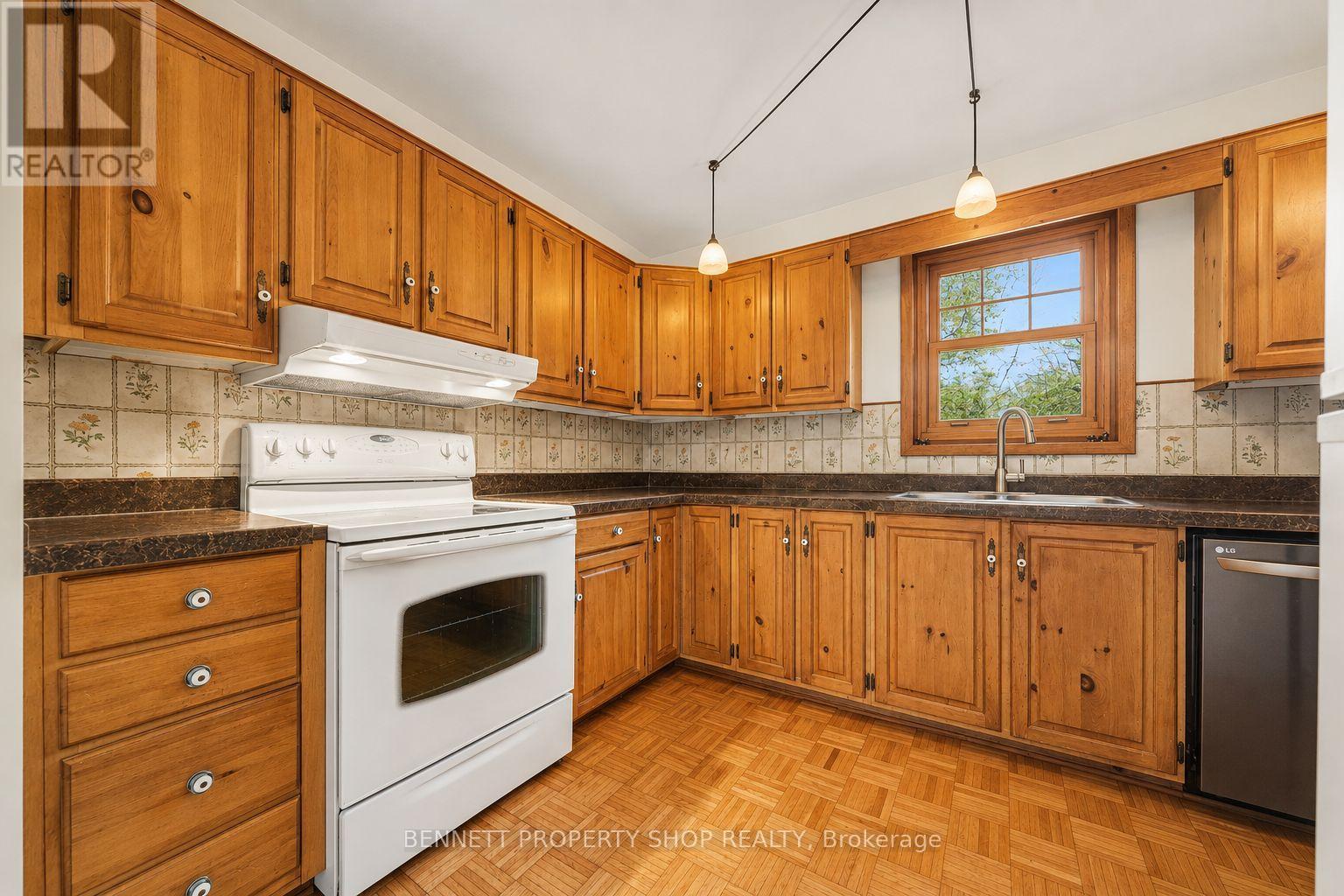 5696 MANOTICK MAIN STREET - 7