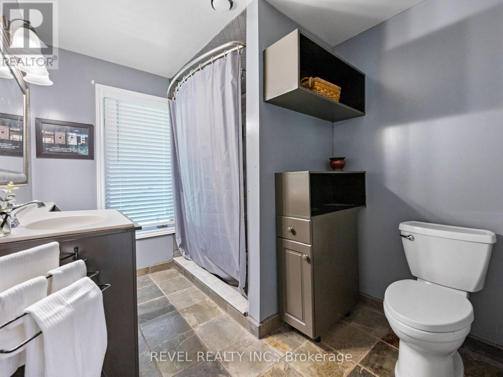 8 SCOTT CRESCENT - 16